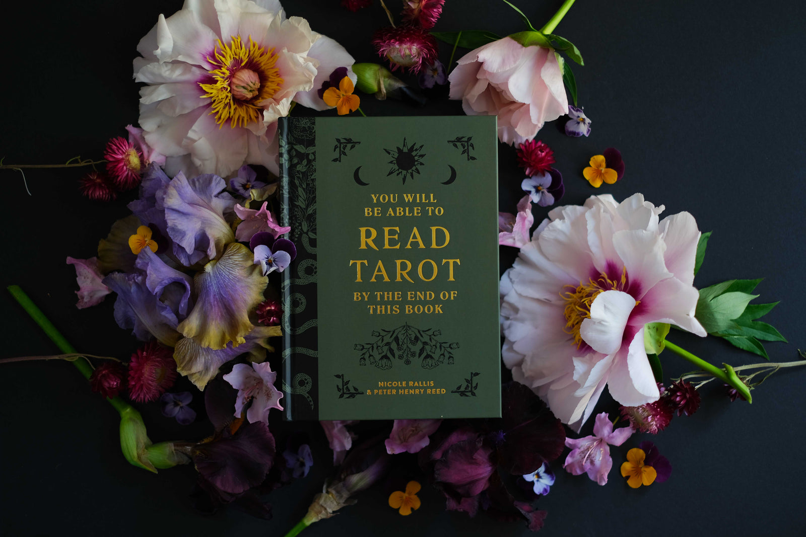 The Botanical Tarot Book - You Will Be Able to Read Tarot by the End of this Book